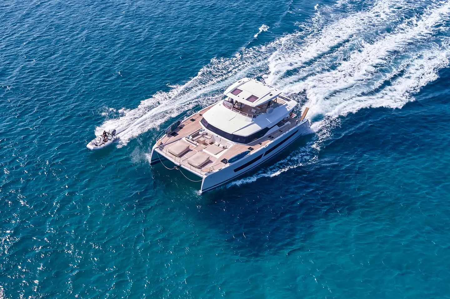 Catamarano di lusso con equipaggio all'ancora in una baia tranquilla della Croazia